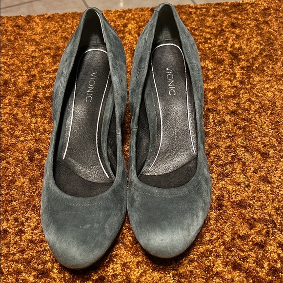 Vionic Women's Charcoal Suede Heels - Picture 1 of 8